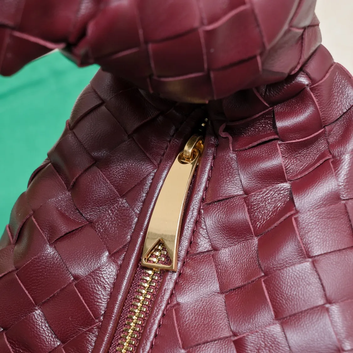 Batch 1460 BV Bottega Veneta's new medium-sized JODIE handbag BV bag for women 🔥The new method is to round the corners on the original basis, and knot the round hobo bag with classic woven leather. The most iconic triangular pull-out design is made of sheepskin hanging soft shape, which is super suitable for concave shapes~Jodie feels really gentle to people. It is definitely the best item for daily matching, unchanged weaving, new elements twist, versatile, and the new favorite of street style Internet celebrities! Size: 36*21*13 Model: 6697
